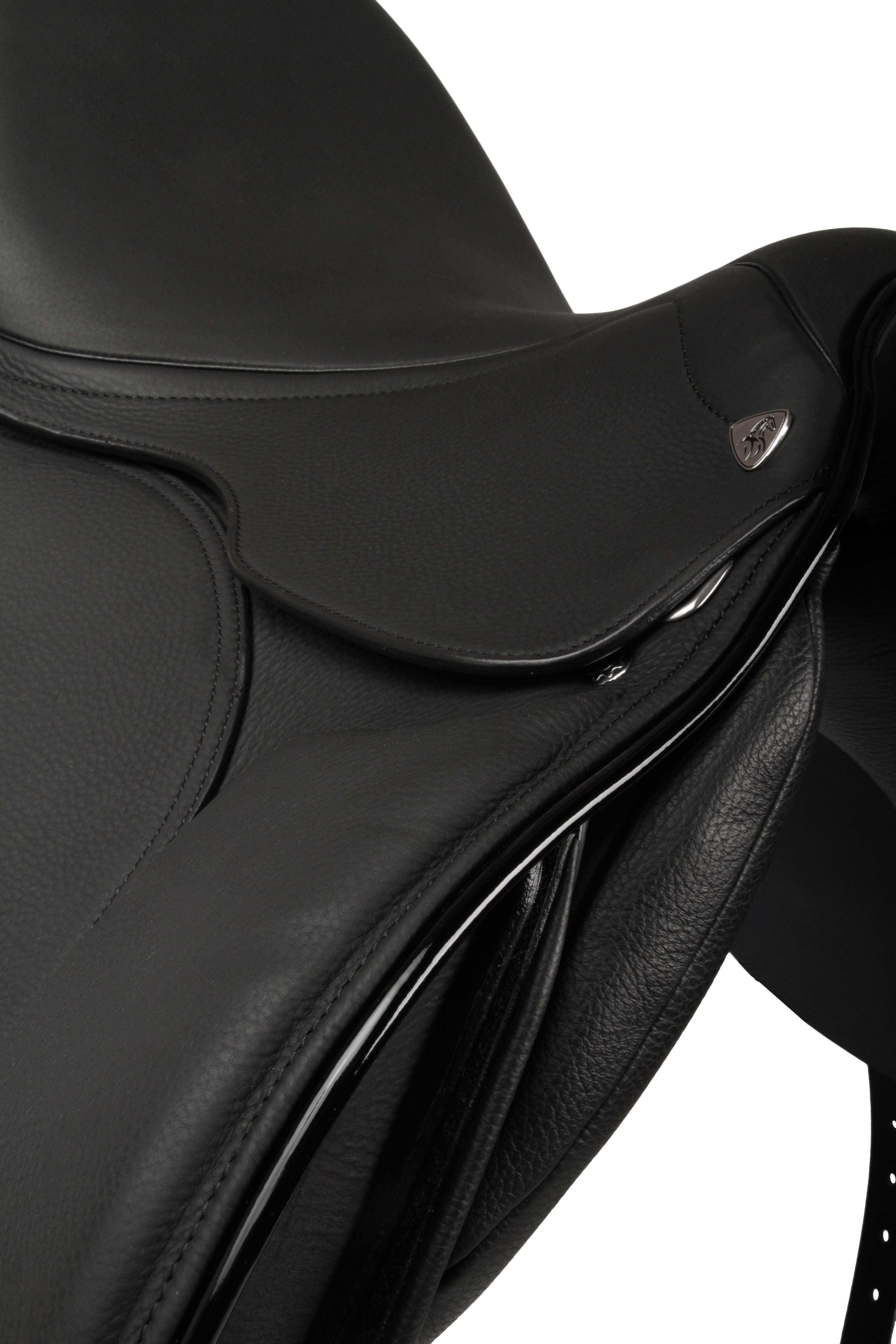 Scythia Dressursattel Aras sw Lacklogo